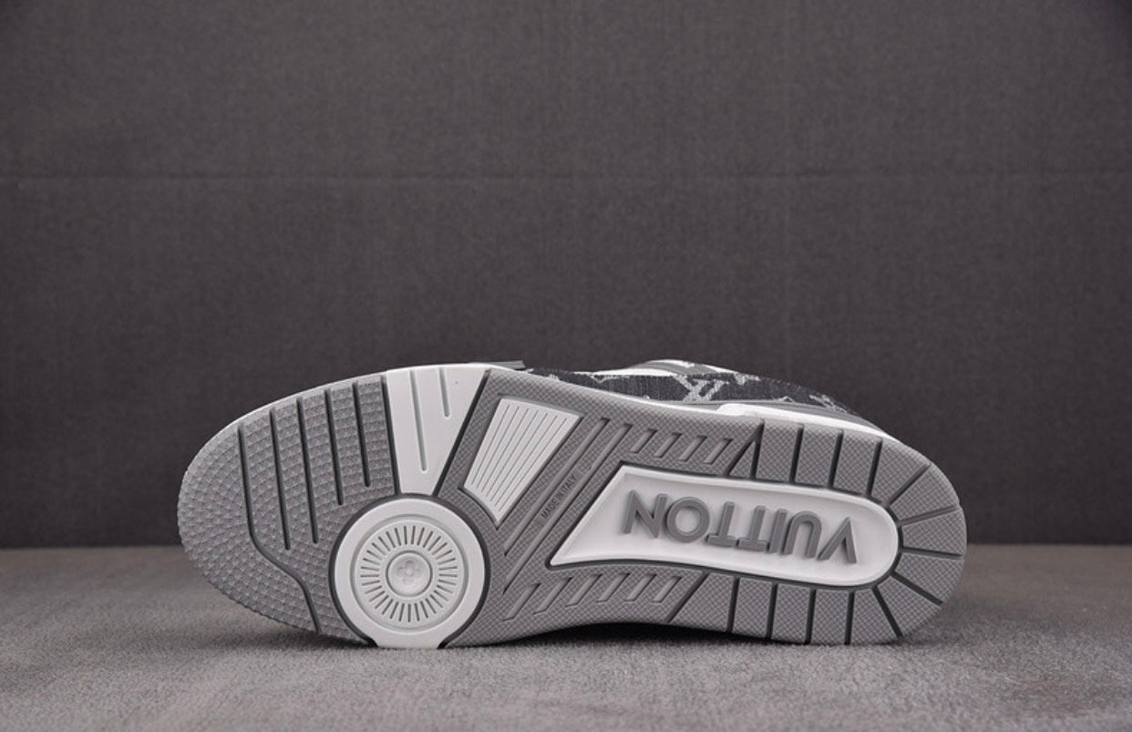 LOU V Trainer