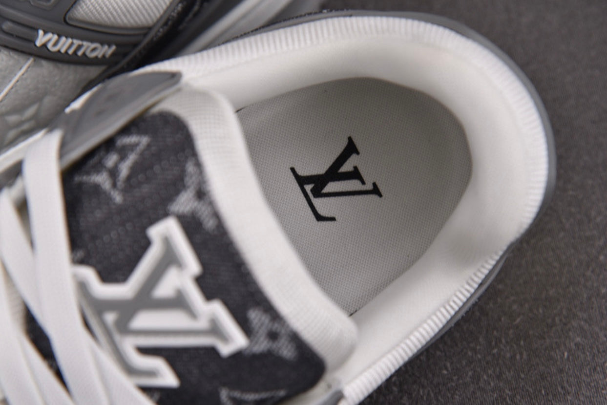 LOU V Trainer